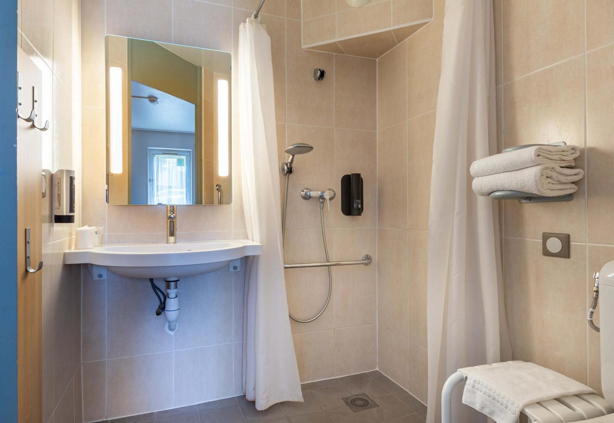B&B Hotel Chartres Le Coudray ภายนอก รูปภาพ