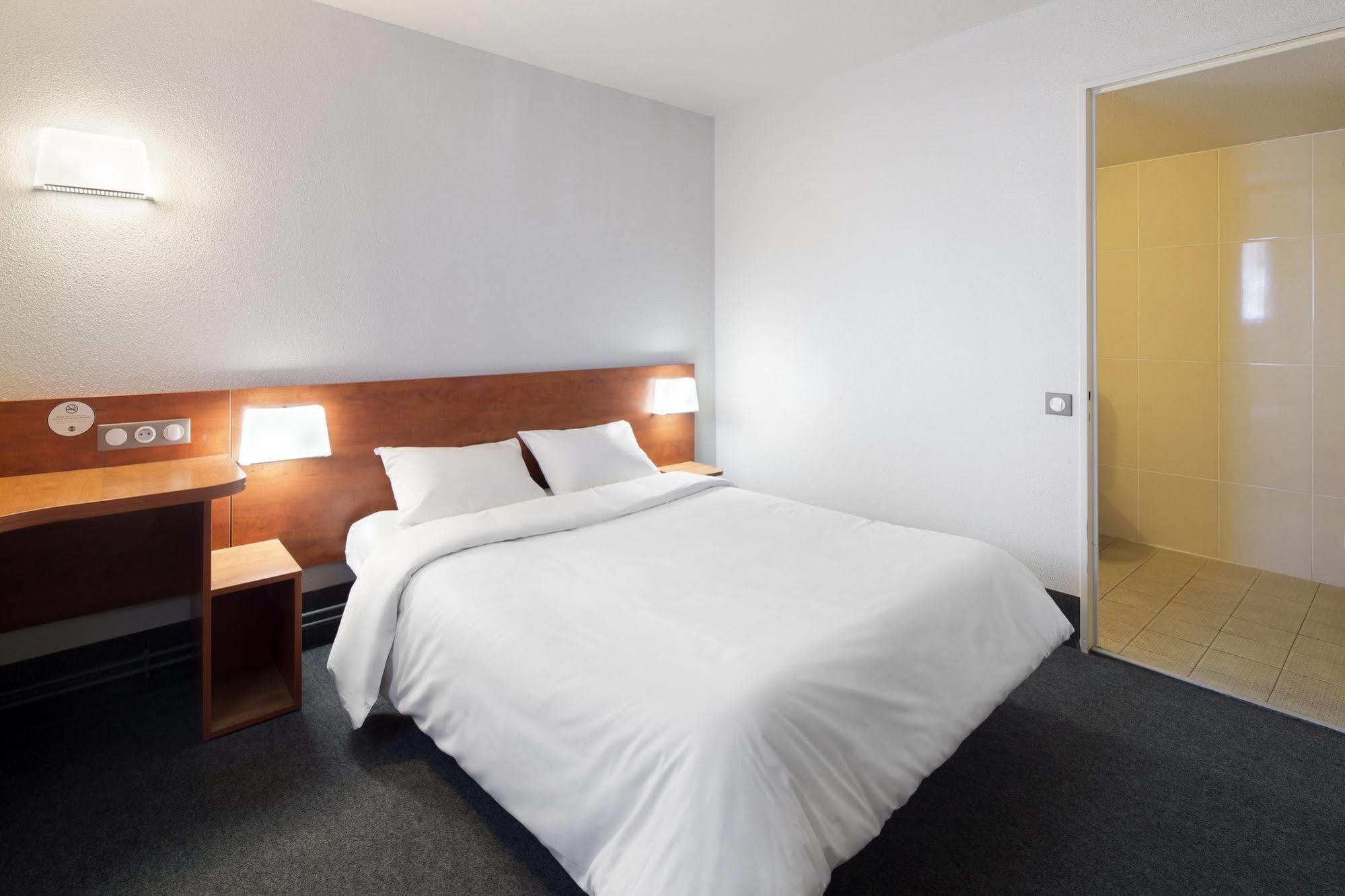 B&B Hotel Chartres Le Coudray ภายนอก รูปภาพ